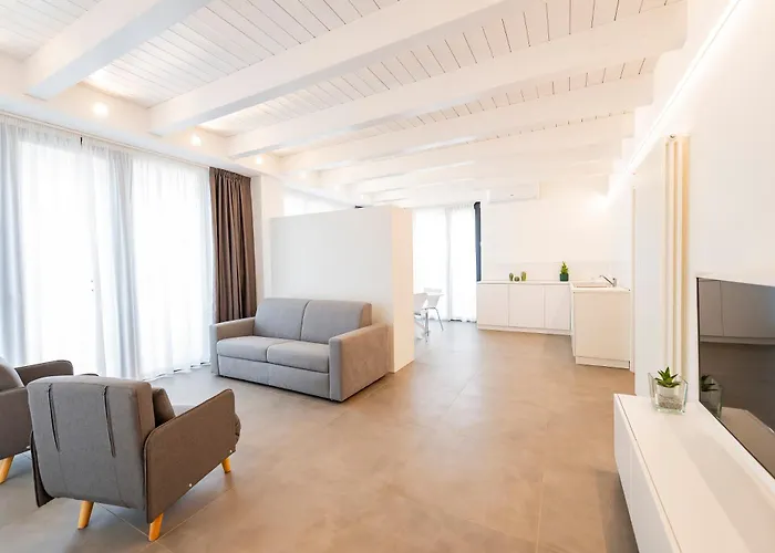 Central And Modern Studio With Terrace!